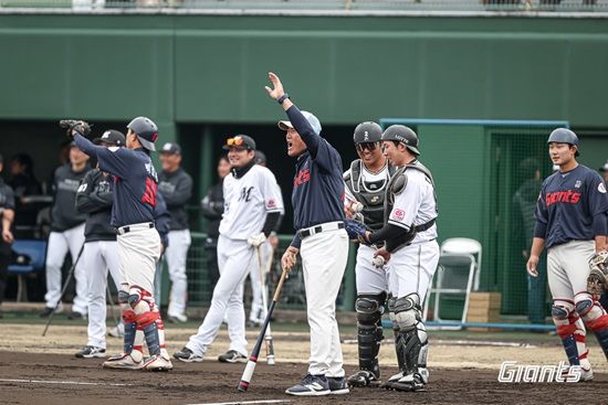 롯데 자이언츠와 지바롯데 마린스 선수단이 교류전을 앞두고 합동 필딩 훈련을 소화하고 있다. 롯데 자이언츠