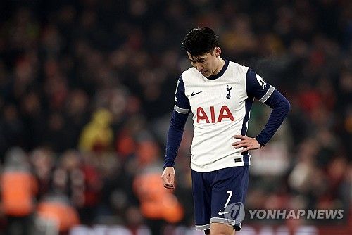 미국의 글로벌 스포츠 매체 'ESPN'은 28일(한국시간) '손흥민은 무슨 일이 잘못되었을까. 스퍼스(토트넘 애칭)에서 미래'라는 주제의 보도를 통해 토트넘에서의 손흥민 거취가 심상치 않다는 뜻을 전했다. 매체는 '손흥민은 모하메드 살라(리버풀)와 1992년생 동갑이다. 두 선수 모두 각자 구단에서 레전드 선수'라며 '한 명은 인생 최고의 전성기를 달리고 있다. 다른 한 명은 토트넘에서 처음으로 의문을 보이게 만들었다'라며 손흥민의 경기력 추락을 거론한 뒤 배경을 해리 케인의 바이에른 뮌헨 이적을 들었다.&nbsp;연합뉴스