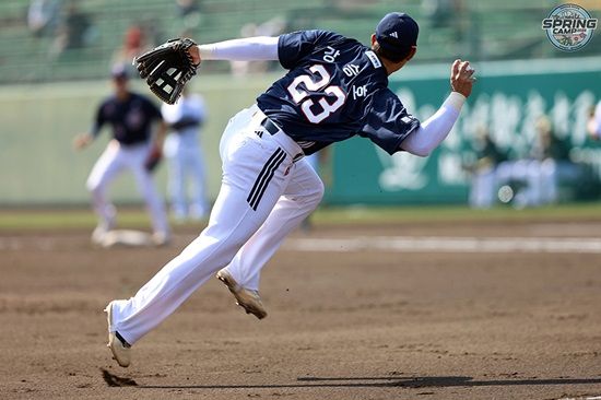 두산 베어스 내야수 강승호가 1일 구춘대회 오릭스전에서 2볼넷 1타점을 기록해 허슬플레이상을 받았다. 두산 베어스