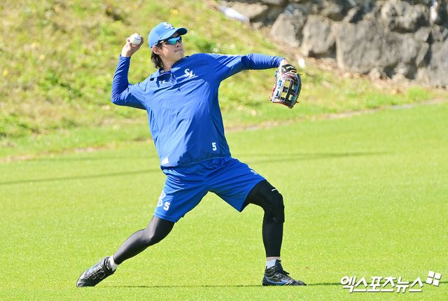 삼성 라이온즈 구자욱이 1일 일본 오키나와 온나손 아카마 구장에서 열린 LG 트윈스와의 연습경기에 앞서 훈련하고 있다. 일본 오키나와, 김한준 기자