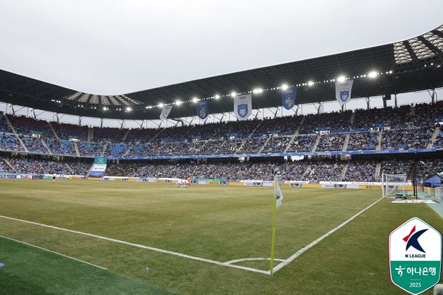 울산이 1일 울산 문수축구경기장에서 열린 전북현대와의 '하나은행 K리그1 2025' 3라운드 '현대가더비' 맞대결에서 보야니치의 원더골로 1-0으로 승리했다.&nbsp;한국프로축구연맹