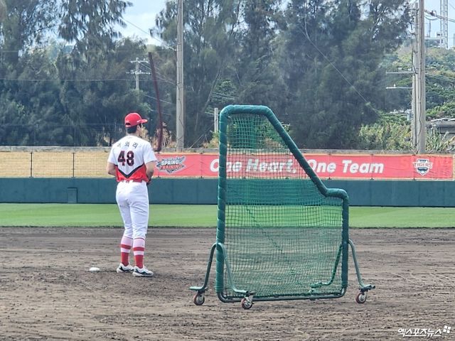 KIA 투수 이의리는 1일 킨 스타디움에서 열린 팀 훈련에 참가해 부상 이후 첫 라이브 투구를 진행했다. 벌써부터 최고 구속 146㎞을 기록하는 등 뛰어난 재활 페이스를 보여주고 있다. 오키나와, 박정현 기자