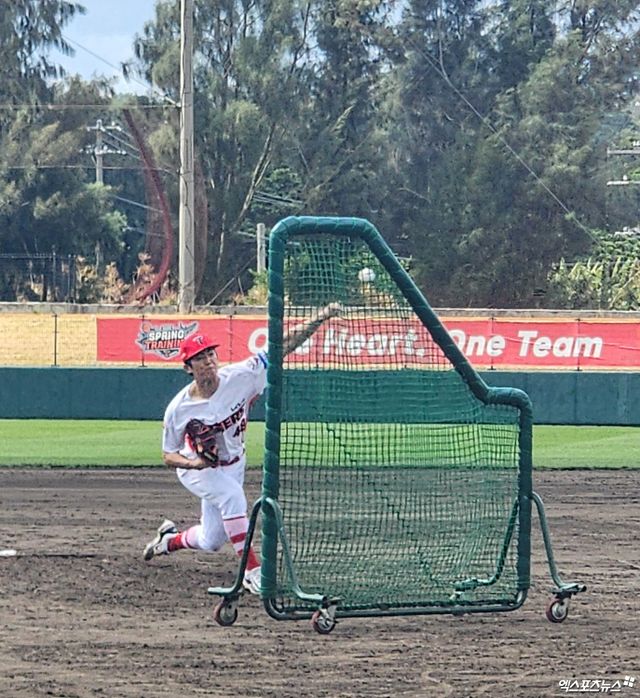 KIA 투수 이의리는 1일 킨 스타디움에서 열린 팀 훈련에 참가해 부상 이후 첫 라이브 투구를 진행했다. 벌써부터 최고 구속 146㎞을 기록하는 등 뛰어난 재활 페이스를 보여주고 있다. 오키나와, 박정현 기자