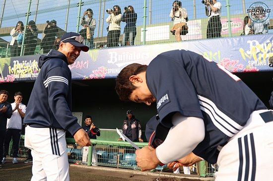 두산 베어스 내야수 강승호가 1일 구춘대회 오릭스전에서 2볼넷 1타점을 기록해 허슬플레이상을 받았다. 두산 베어스