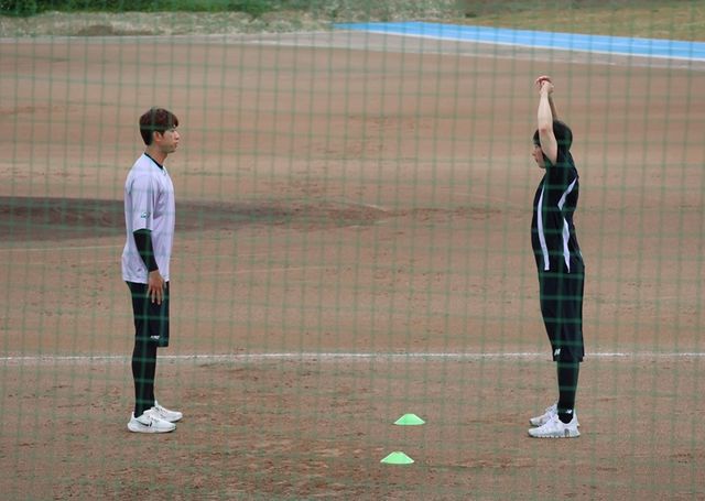 왼쪽부터 KT 위즈 투수 김민수와 오원석. KT 위즈