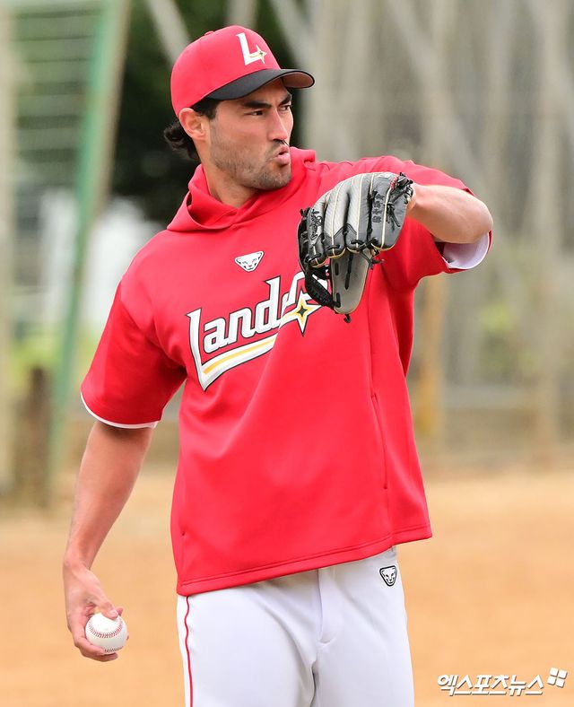 SSG는 1일 외국인 투수 화이트의 병원 검진 결과를 발표했다. 화이트는 오른쪽 햄스트링 부분 손상 진단을 받아 당분간 이탈할 예정이다. 엑스포츠뉴스 DB