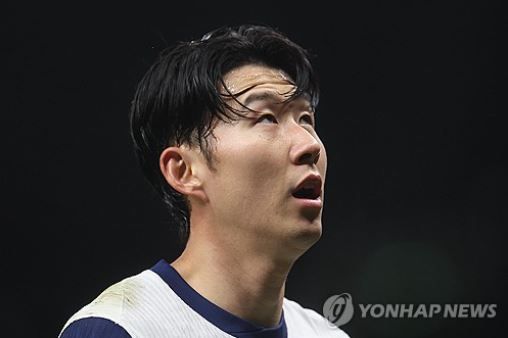 독일 바이에른 뮌헨 등 몇몇 구단이 손흥민 영입을 검토하는 것으로 알려진 가운데 현 소속팀인 토트넘은 손흥민과의 재계약 협상에 난항을 겪고 있다. 손흥민이 토트넘 잔류를 거부하고 있다는 얘기다. 영국 유력지 '더 타임즈'는 지난달 27일 "구단이 손흥민에게 새로운 역할을 제안하는 방안을 고려하고 있다"고 주장했다. 신문이 제시한 예시로는 경기 출전 부담을 줄이는 대신 멘토 역할을 부여하거나, 경기 후반 교체 출전으로도 충분한 영향을 미칠 수 있도록 조정하는 방안 등이다. 손흥민 입장에선 연봉 삭감이 불가피한 재계약안을 받아들이기 어려울 것으로 보인다. 연합뉴스