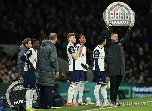 미국의 글로벌 스포츠 매체 'ESPN'은 28일(한국시간) '손흥민은 무슨 일이 잘못되었을까. 스퍼스(토트넘 애칭)에서 미래'라는 주제의 보도를 통해 토트넘에서의 손흥민 거취가 심상치 않다는 뜻을 전했다. 매체는 '손흥민은 모하메드 살라(리버풀)와 1992년생 동갑이다. 두 선수 모두 각자 구단에서 레전드 선수'라며 '한 명은 인생 최고의 전성기를 달리고 있다. 다른 한 명은 토트넘에서 처음으로 의문을 보이게 만들었다'라며 손흥민의 경기력 추락을 거론한 뒤 배경을 해리 케인의 바이에른 뮌헨 이적을 들었다.&nbsp;연합뉴스