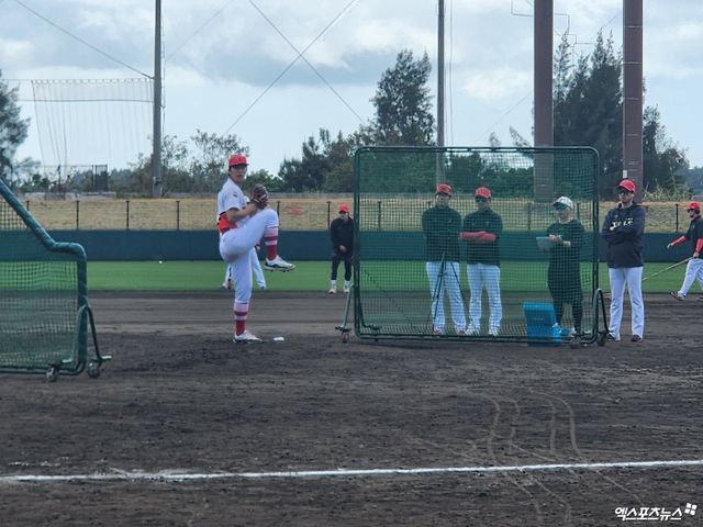 KIA 투수 이의리는 1일 킨 스타디움에서 열린 팀 훈련에 참가해 부상 이후 첫 라이브 투구를 진행했다. 벌써부터 최고 구속 146㎞을 기록하는 등 뛰어난 재활 페이스를 보여주고 있다. 오키나와, 박정현 기자