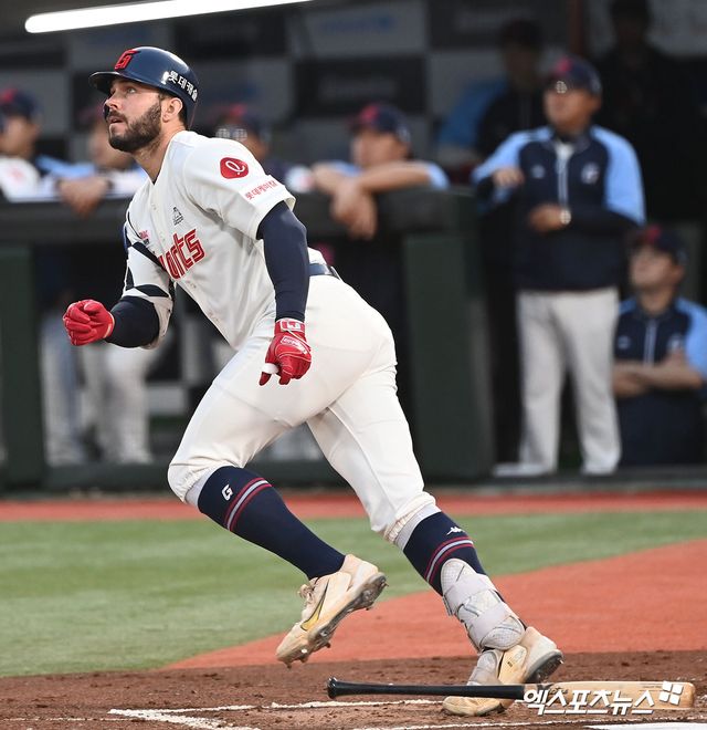 20일 오후 부산 동래구 사직야구장 열린 ’2023 신한은행 SOL KBO리그’ KIA 타이거즈와 롯데 자이언츠의 경기, 1회말 2사 2루 롯데 렉스가 투런 홈런을 날리고 있다. 엑스포츠뉴스 DB