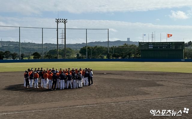 한화 이글스는 1일 일본 오키나와 고친다구장에서 열린 일본 사회인 야구팀 오키나와 전력과의 연습경기에서 3-9 패배를 당했다. 경기를 마친 후 김경문 감독과 선수단이 미팅을 갖고 있다. 엑스포츠뉴스DB