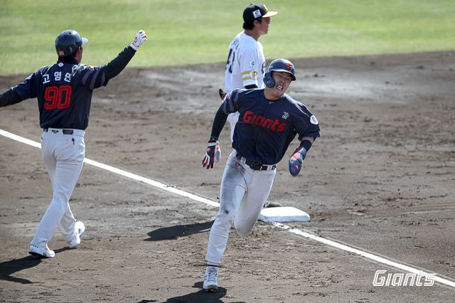 롯데 자이언츠 내야수 고승민이 일본 미야자키 스프링캠프 연습 경기에 임하고 있다. 롯데 자이언츠