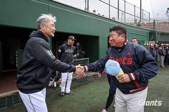 롯데 자이언츠 김태형 감독과 지바롯데 마린스 요시이 마사토 감독이 교류전을 앞두고 악수를 나누고 있다. 롯데 자이언츠