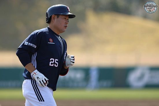 두산 베어스 포수 양의지가 1일 구춘대회 오릭스전에서 3회 초 달아나는 솔로 홈런을 쏘아 올렸다. 두산 베어스