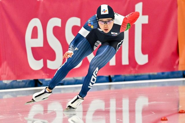 한국 스피드스케이팅 여자 단거리 간판 김민선이 1일 네덜란드 헤이렌베인에서 열린 2024-2025 국제빙상경기연맹 스피드스케이팅 월드컵 6차대회 여자 500m 1차 레이스에서 37초65의 기록으로 은메달을 차지했다. EPA 연합뉴스