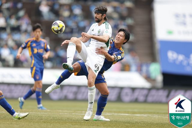울산이 1일 울산 문수축구경기장에서 열린 전북현대와의 '하나은행 K리그1 2025' 3라운드 '현대가더비' 맞대결에서 보야니치의 원더골로 1-0으로 승리했다.&nbsp;한국프로축구연맹