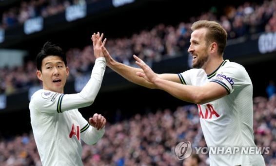 독일 바이에른 뮌헨 등 몇몇 구단이 손흥민 영입을 검토하는 것으로 알려진 가운데 현 소속팀인 토트넘은 손흥민과의 재계약 협상에 난항을 겪고 있다. 손흥민이 토트넘 잔류를 거부하고 있다는 얘기다. 영국 유력지 '더 타임즈'는 지난달 27일 "구단이 손흥민에게 새로운 역할을 제안하는 방안을 고려하고 있다"고 주장했다. 신문이 제시한 예시로는 경기 출전 부담을 줄이는 대신 멘토 역할을 부여하거나, 경기 후반 교체 출전으로도 충분한 영향을 미칠 수 있도록 조정하는 방안 등이다. 손흥민 입장에선 연봉 삭감이 불가피한 재계약안을 받아들이기 어려울 것으로 보인다. 연합뉴스