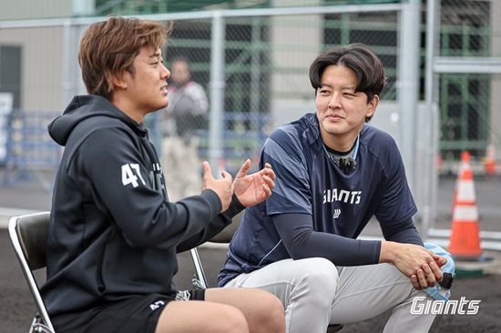 롯데 자이언츠와 지바롯데 마린스 대표 투수인 김원중과 스즈키 쇼타가 합동 인터뷰 영상을 찍고 있다. 롯데 자이언츠