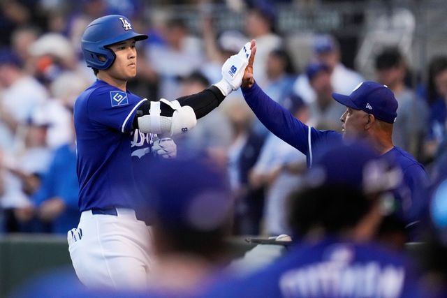 LA 다저스 오타니 쇼헤이가 미국 애리조나주 글렌데일의 캐멀백 랜치에서 열린 2025 미국프로야구 메이저리그 LA 에인절스와의 시범경기에 1번 지명타자로 선발 출전해 첫 타석에서 홈런포를 터트렸다. AP 연합뉴스