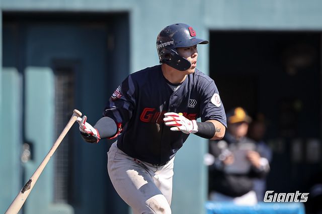 롯데 자이언츠 내야수 고승민이 일본 미야자키 스프링캠프 연습 경기에 임하고 있다. 롯데 자이언츠