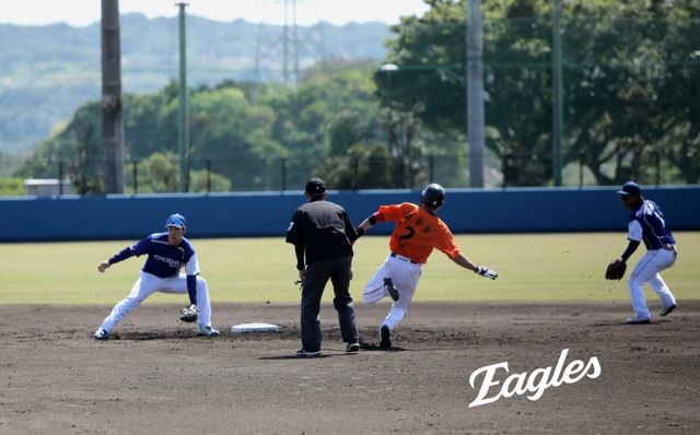 한화 이글스는 1일 일본 오키나와 고친다구장에서 열린 일본 사회인 야구팀 오키나와 전력과의 연습경기에서 3-9 패배를 당했다. 심우준이 도루를 하고 있다. 한화 이글스