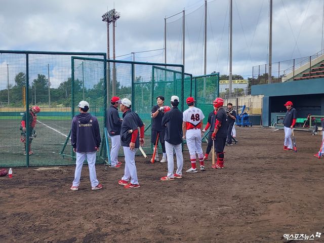 KIA 투수 이의리(48번)는 1일 킨 스타디움에서 열린 팀 훈련에 참가해 부상 이후 첫 라이브 투구를 진행했다. 벌써부터 최고 구속 146㎞을 기록하는 등 뛰어난 재활 페이스를 보여주고 있다. 오키나와, 박정현 기자