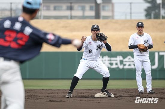 롯데 자이언츠와 지바롯데 마린스 선수단이 교류전을 앞두고 합동 필딩 훈련을 소화하고 있다. 롯데 자이언츠