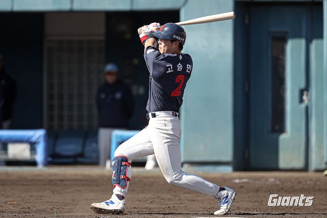 롯데 자이언츠 내야수 고승민이 일본 미야자키 스프링캠프 연습 경기에 임하고 있다. 롯데 자이언츠