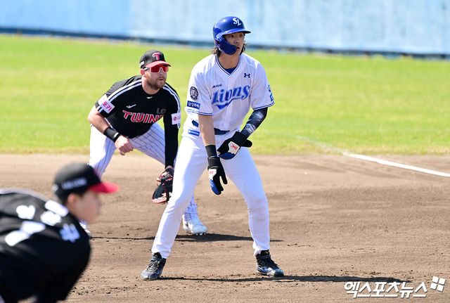 삼성 라이온즈 구자욱이 1일 일본 오키나와 온나손 아카마 구장에서 열린 LG 트윈스와의 연습경기에서 부상 복귀전에 나서 주루를 준비하고 있다. 일본 오키나와, 김한준 기자