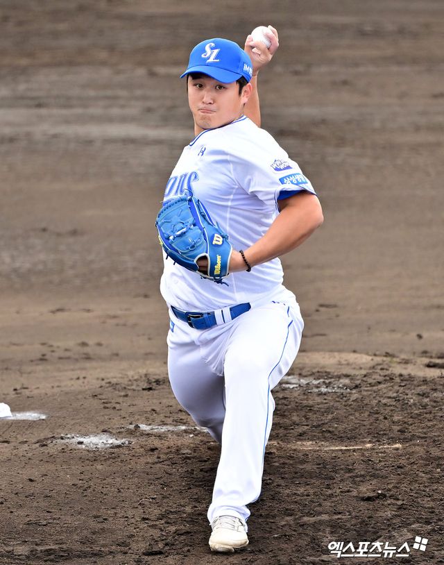 삼성 라이온즈 선발투수 최원태가 지난달 25일 일본 오키나와 아카마 구장에서 열린 SSG 랜더스와의 연습경기에 등판해 투구하고 있다. 일본 오키나와, 김한준 기자
