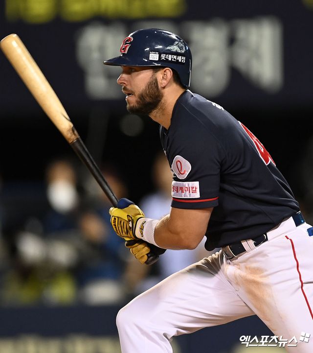 22일 오후 서울 송파구 잠실야구장에서 열린 '2022 신한은행 SOL KBO리그’ 롯데 자이언츠와 LG 트윈스의 경기, 7회초 1사 2루 롯데 렉스가 1타점 적시타를 날리고 있다. 엑스포츠뉴스 DB