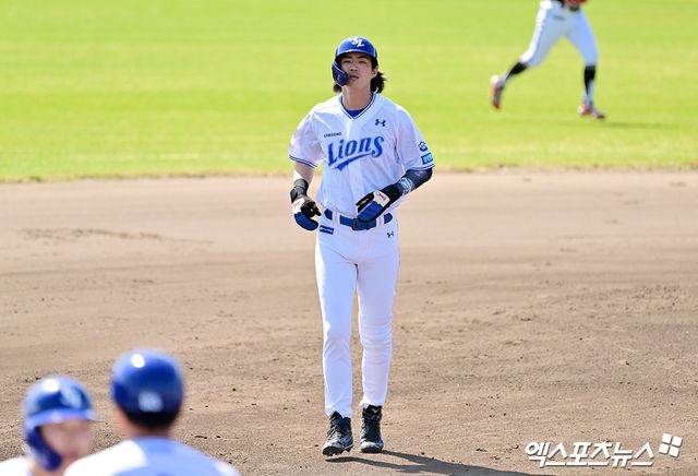 삼성 라이온즈 구자욱이 1일 일본 오키나와 온나손 아카마 구장에서 열린 LG 트윈스와의 연습경기에서 부상 복귀전에 나서 플레이 후 더그아웃으로 들어오고 있다. 일본 오키나와, 김한준 기자