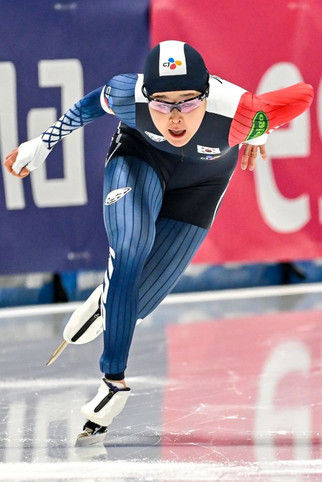 한국 스피드스케이팅 여자 단거리 간판 김민선이 1일 네덜란드 헤이렌베인에서 열린 2024-2025 국제빙상경기연맹 스피드스케이팅 월드컵 6차대회 여자 500m 1차 레이스에서 37초65의 기록으로 은메달을 차지했다. EPA 연합뉴스