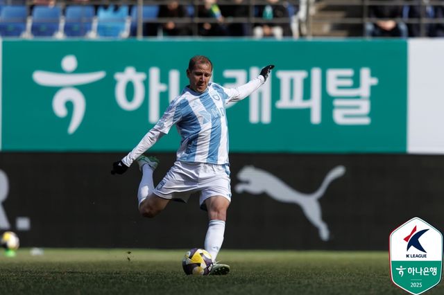 울산HD와 전북현대가 1일 오후 2시 울산문수축구경기장에서 ‘하나은행 K리그1 2025’ 3라운드 ‘현대가 더비’를 앞두고 선발 명단을 발표했다. 한국프로축구연맹