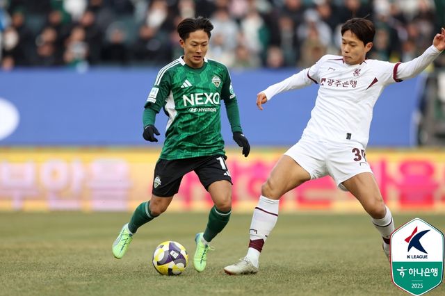 울산HD와 전북현대가 1일 오후 2시 울산문수축구경기장에서 ‘하나은행 K리그1 2025’ 3라운드 ‘현대가 더비’를 앞두고 선발 명단을 발표했다.&nbsp;한국프로축구연맹