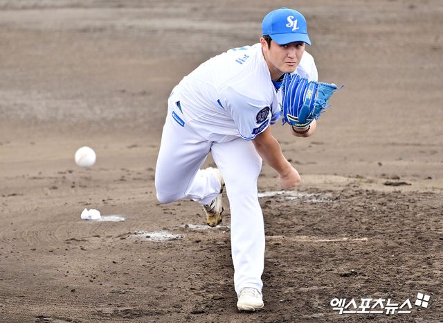 삼성 라이온즈 선발투수 최원태가 지난달 25일 일본 오키나와 아카마 구장에서 열린 SSG 랜더스와의 연습경기에 등판해 투구하고 있다. 일본 오키나와, 김한준 기자