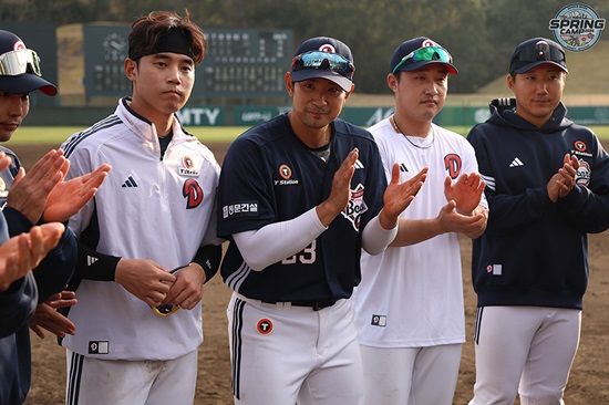 두산 베어스 내야수 강승호가 1일 구춘대회 오릭스전에서 2볼넷 1타점을 기록해 허슬플레이상을 받았다. 두산 베어스