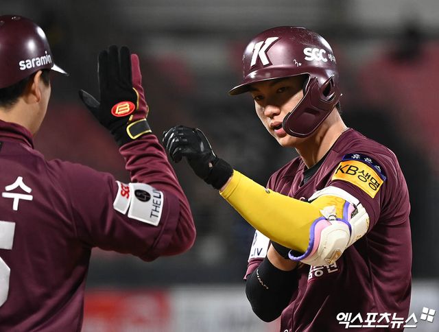 19일 오후 수원케이티위즈파크에서 열린 '2022 신한은행 SOL KBO리그 포스트시즌' 준플레이오프 3차전 키움 히어로즈와 KT 위즈의 경기, 2회초 1사 키움 신준우가 안타를 때려내고 있다. 엑스포츠뉴스 DB