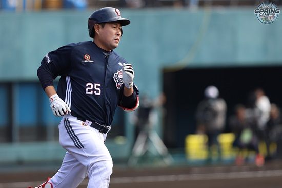 두산 베어스 캡틴 양의지가 1일 오릭스전에서 3회 초 달아나는 솔로 홈런을 쏘아 올렸다. 두산 베어스 