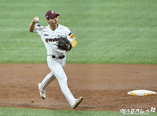  5일 오후 서울 구로구 고척스카이돔에서 열린 '2022 신한은행 SOL KBO리그 포스트시즌' 한국시리즈 4차전 SSG 랜더스와 키움 히어로즈의 경기, 3회초 2사 키움 유격수 신준우가 SSG 최지훈의 내야 땅볼 타구를 잡아 1루로 송구하고 있다. 엑스포츠뉴스 DB