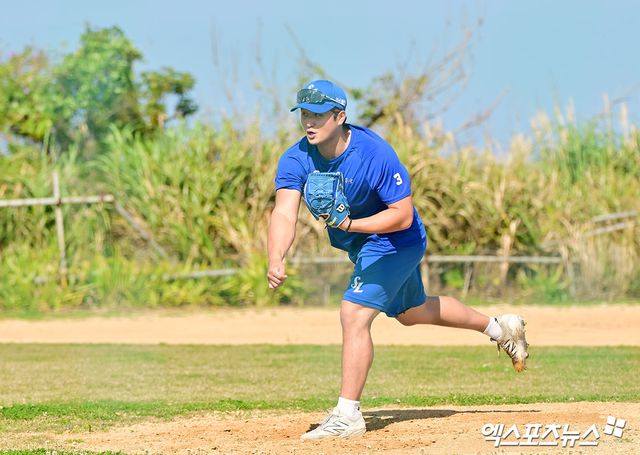 삼성 라이온즈 선발투수 최원태가 1일 일본 오키나와 아카마 구장에서 훈련에 임하고 있다. 일본 오키나와, 김한준 기자