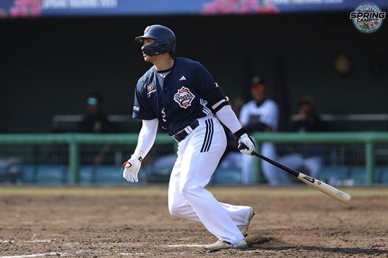 두산 베어스 내야수 강승호가 1일 구춘대회 오릭스전에서 2볼넷 1타점을 기록해 허슬플레이상을 받았다. 두산 베어스