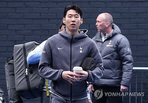 독일 바이에른 뮌헨 등 몇몇 구단이 손흥민 영입을 검토하는 것으로 알려진 가운데 현 소속팀인 토트넘은 손흥민과의 재계약 협상에 난항을 겪고 있다. 손흥민이 토트넘 잔류를 거부하고 있다는 얘기다. 영국 유력지 '더 타임즈'는 지난달 27일 "구단이 손흥민에게 새로운 역할을 제안하는 방안을 고려하고 있다"고 주장했다. 신문이 제시한 예시로는 경기 출전 부담을 줄이는 대신 멘토 역할을 부여하거나, 경기 후반 교체 출전으로도 충분한 영향을 미칠 수 있도록 조정하는 방안 등이다. 손흥민 입장에선 연봉 삭감이 불가피한 재계약안을 받아들이기 어려울 것으로 보인다. 연합뉴스