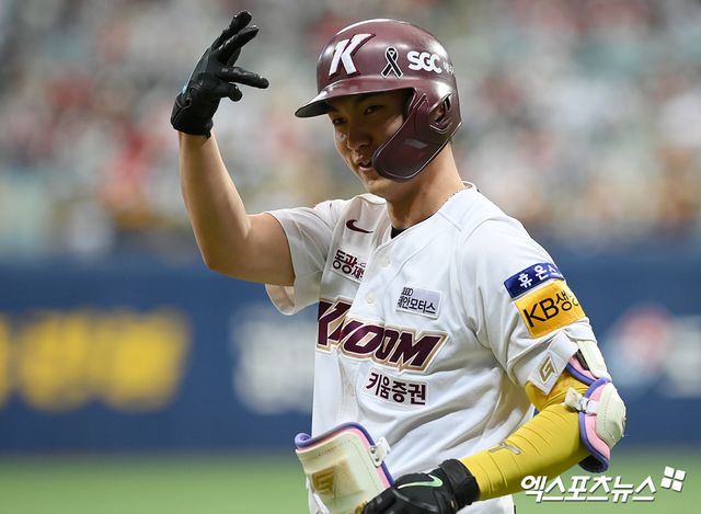 5일 오후 서울 구로구 고척스카이돔에서 열린 '2022 신한은행 SOL KBO리그 포스트시즌' 한국시리즈 4차전 SSG 랜더스와 키움 히어로즈의 경기, 2회말 1사 1,3루 키움 신준우가 기습 번트로 타점을 올린 뒤 세리머니를 하고 있다. 엑스포츠뉴스 DB