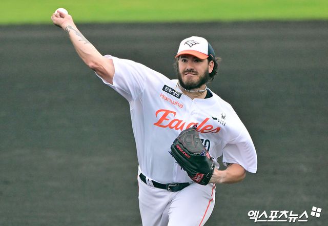 23일 오후 일본 오키나와 이토만 니시자키 야구장에서 열린 한화 이글스와 지바 롯데 마린스의 연습경기, 1회말 한화 선발투수 폰세가 공을 힘차게 던지고 있다. 엑스포츠뉴스DB