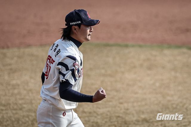 롯데 투수 정철원은 9일 사직구장에서 열린 '2025 신한 SOL Bank KBO 시범경기' KIA전에서 1이닝 무실점을 기록해 롯데 홈팬들 앞에서 존재감을 과시했다. 롯데 자이언츠