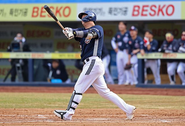 두산 베어스 장승현이 10일 대구 삼성라이온즈파크에서 열린 삼성 라이온즈와의 시범경기에 출전해 타격하고 있다. 두산 베어스