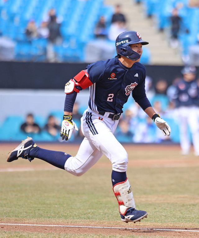 두산 베어스 김민석이 10일 대구 삼성라이온즈파크에서 열린 삼성 라이온즈와의 시범경기에 출전해 주루하고 있다. 두산 베어스
