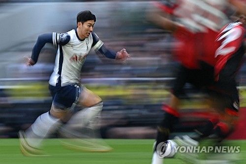 손흥민이 10일(한국시간) 영국 런던에 있는 토트넘 홋스퍼 스타디움에서 열린 토트넘과 본머스의 2024-2025시즌 프리미어리그 28라운드 홈 경기에서 페널티킥 득점으로 팀의 2-2 무승부를 이끌었다.&nbsp;손흥민은 리그 통산 127골을 기록했다. 통산 득점 공동 16위로 첼시에서 활약했던 지미 플로이드 하셀바잉크(네덜란드)와 동률을 이뤘다. 토트넘 레전드인 로비 킨(아일랜드)을 18위로 내렸다.&nbsp;연합뉴스