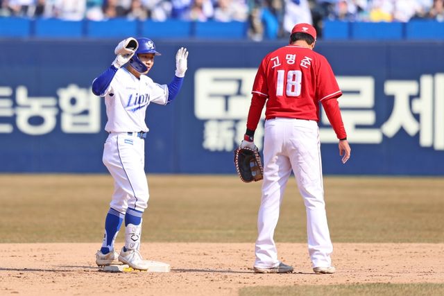 9일 오후 대구삼성라이온즈파크에서 열린 2025 신한 SOL Bank KBO리그 시범경기 SSG 랜더스와 삼성 라이온즈의 경기, 6회말 무사 1, 2루 삼성 김지찬이 2타점 2루타를 날린 뒤 세리머니를 하고 있다. 삼성 라이온즈